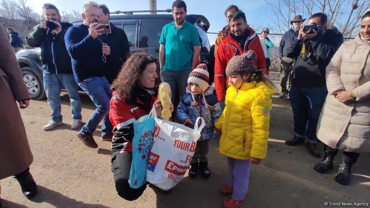 Beynəlxalq səyahətçilər Şuşada uşaqlara hədiyyələr veriblər (FOTO)