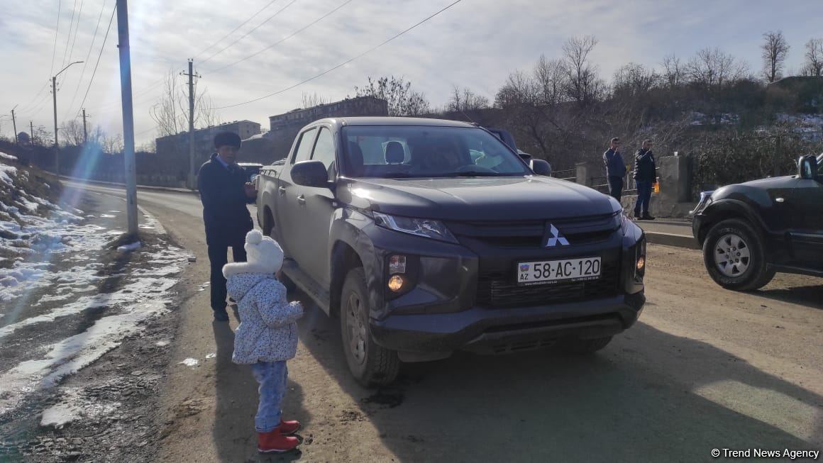 Beynəlxalq səyahətçilər Şuşada uşaqlara hədiyyələr veriblər (FOTO)