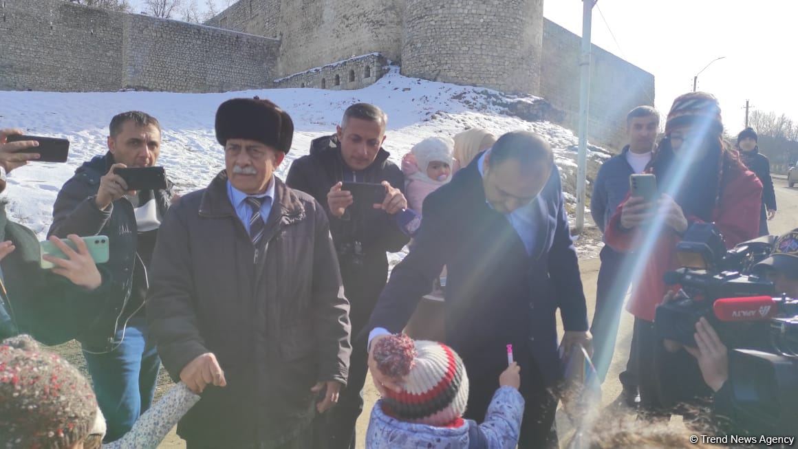 Beynəlxalq səyahətçilər Şuşada uşaqlara hədiyyələr veriblər (FOTO)