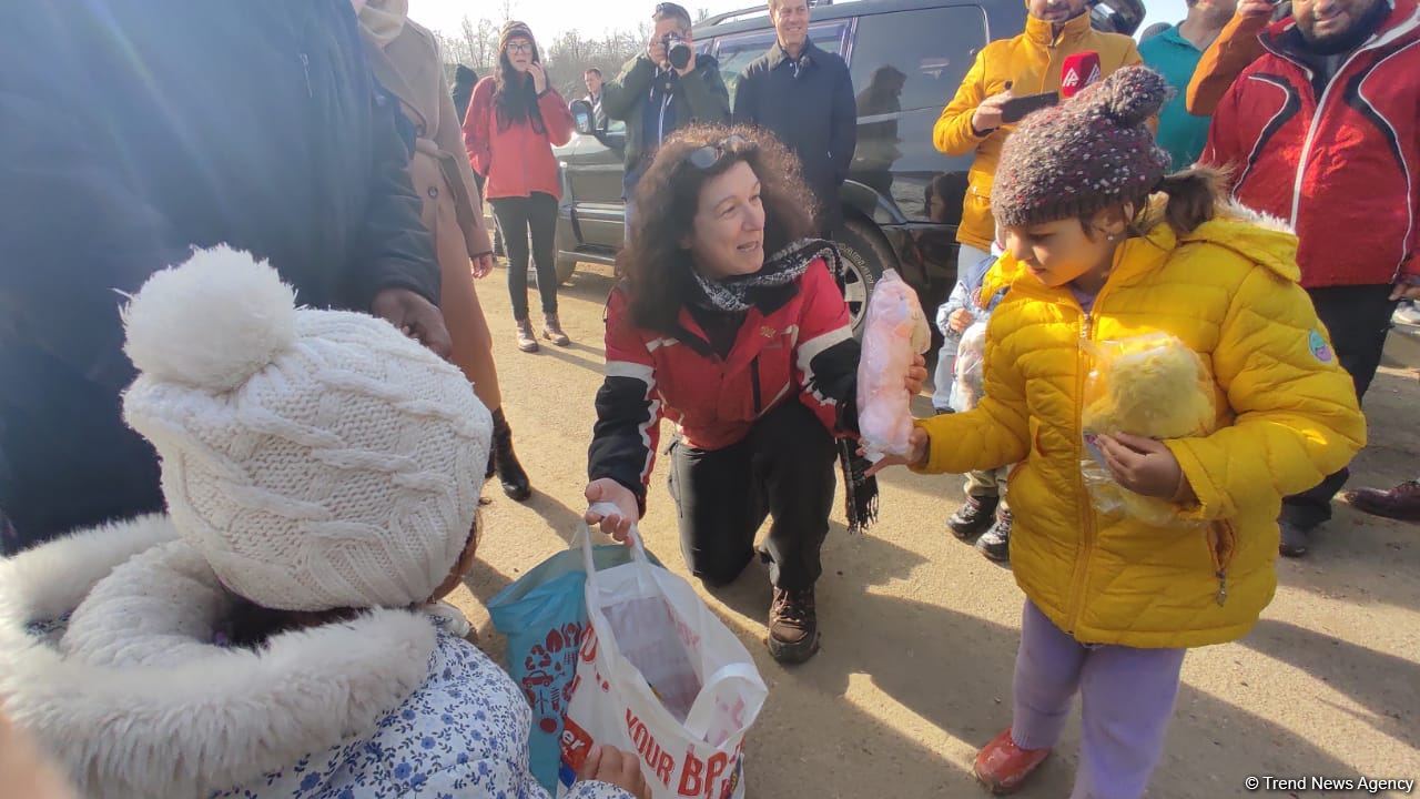 Beynəlxalq səyahətçilər Şuşada uşaqlara hədiyyələr veriblər (FOTO)