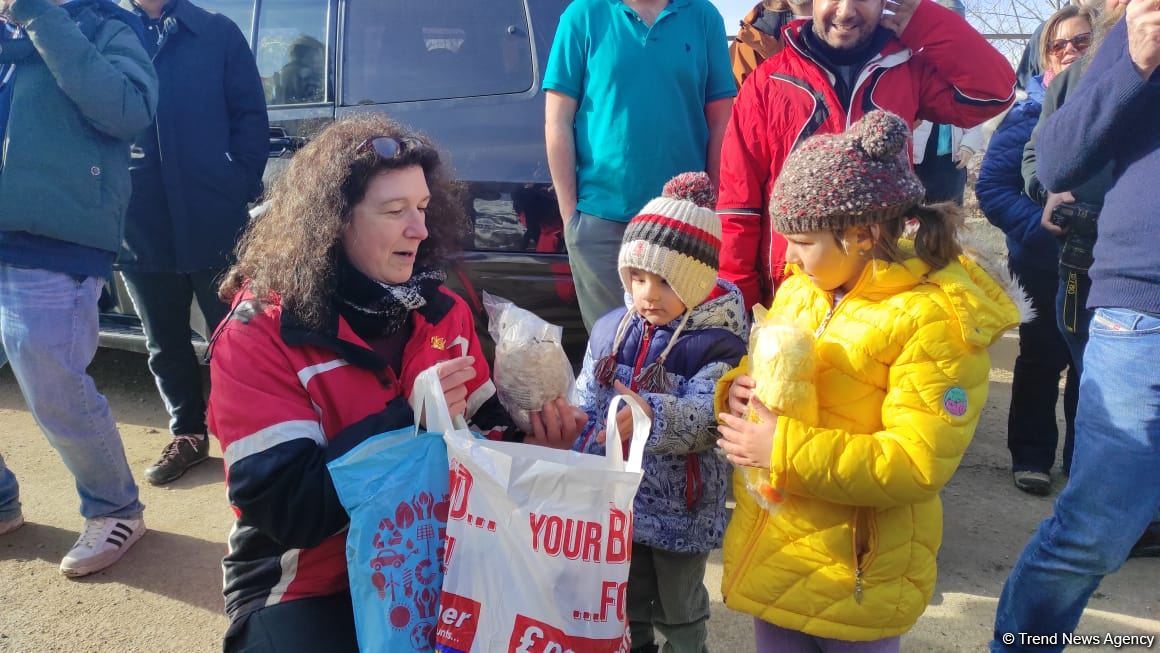 Beynəlxalq səyahətçilər Şuşada uşaqlara hədiyyələr veriblər (FOTO)