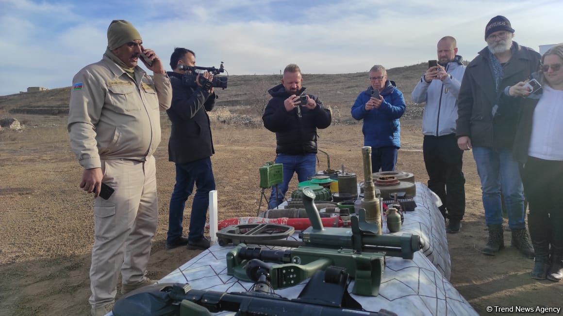 Xarici səyahətçilər Füzulidə minalardan təmizləmə prosesi ilə tanış olublar (FOTO)