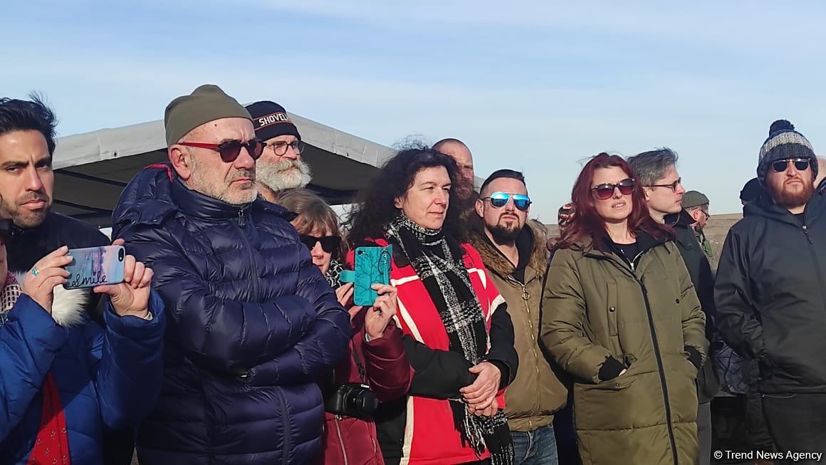 Xarici səyahətçilər Füzulidə minalardan təmizləmə prosesi ilə tanış olublar (FOTO)