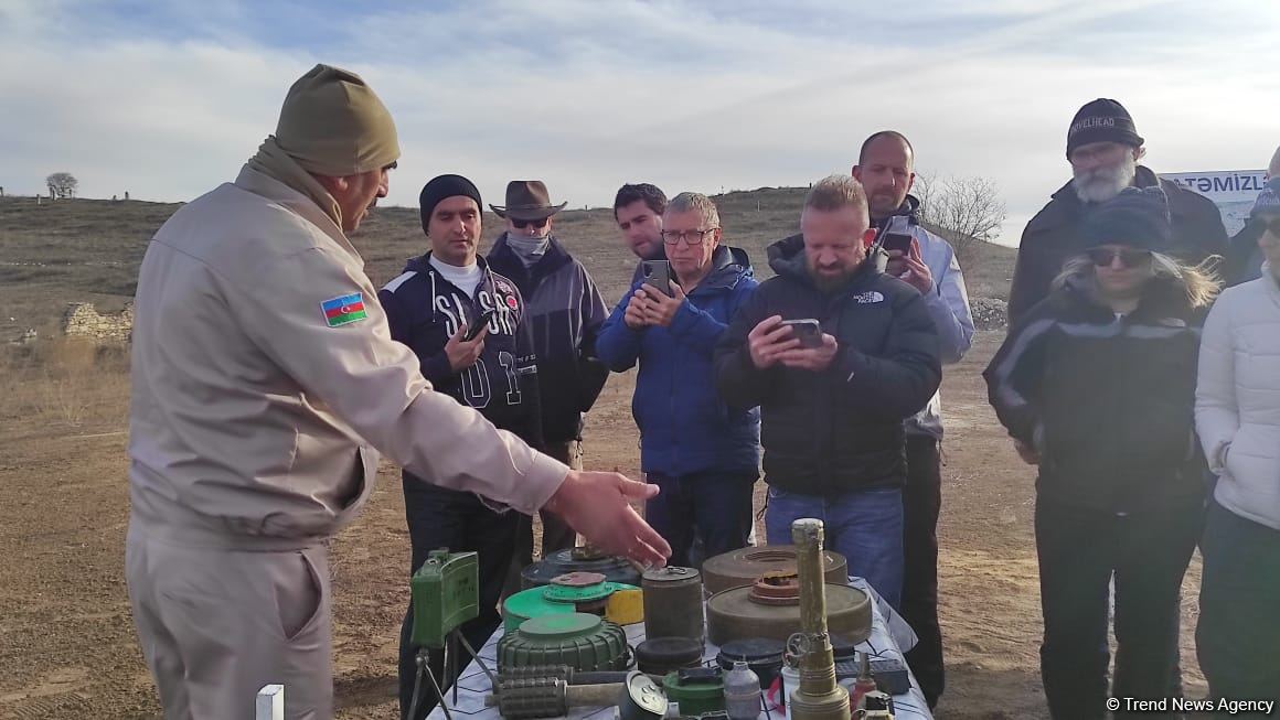 Xarici səyahətçilər Füzulidə minalardan təmizləmə prosesi ilə tanış olublar (FOTO)