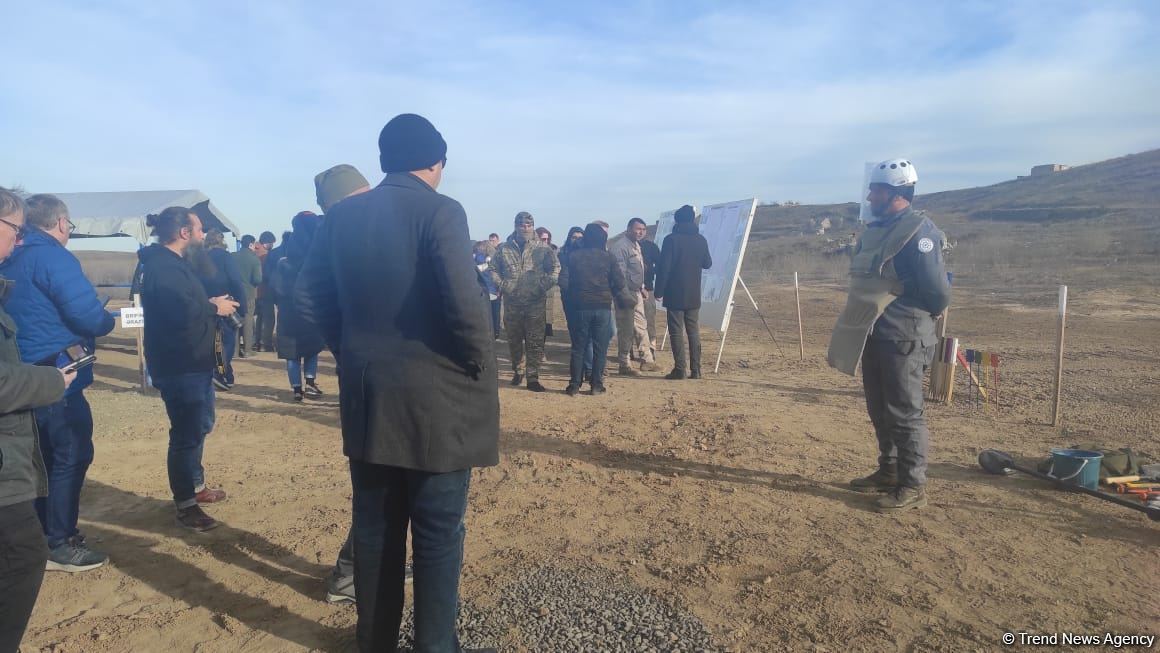 Xarici səyahətçilər Füzulidə minalardan təmizləmə prosesi ilə tanış olublar (FOTO)