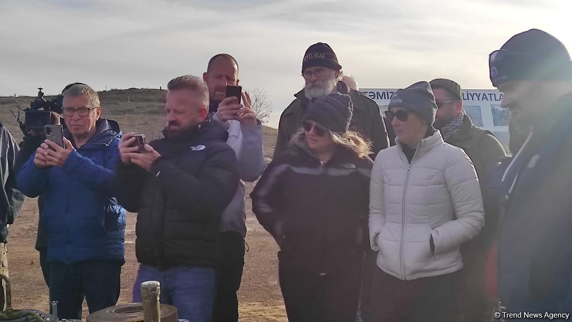 Xarici səyahətçilər Füzulidə minalardan təmizləmə prosesi ilə tanış olublar (FOTO)