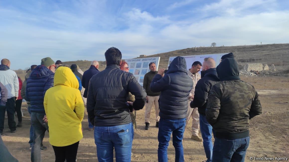 Xarici səyahətçilər Füzulidə minalardan təmizləmə prosesi ilə tanış olublar (FOTO)