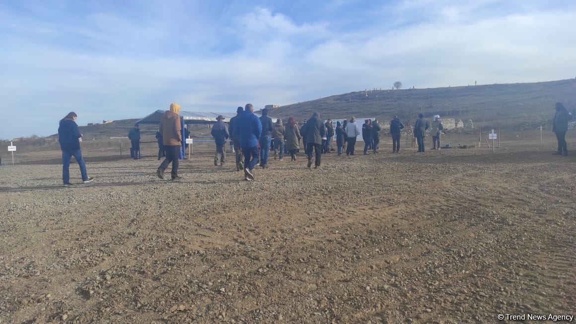 Xarici səyahətçilər Füzulidə minalardan təmizləmə prosesi ilə tanış olublar (FOTO)