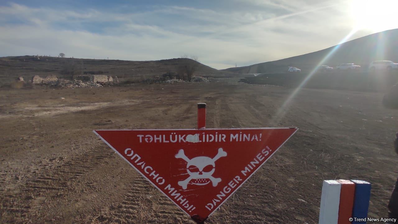 Xarici səyahətçilər Füzulidə minalardan təmizləmə prosesi ilə tanış olublar (FOTO)