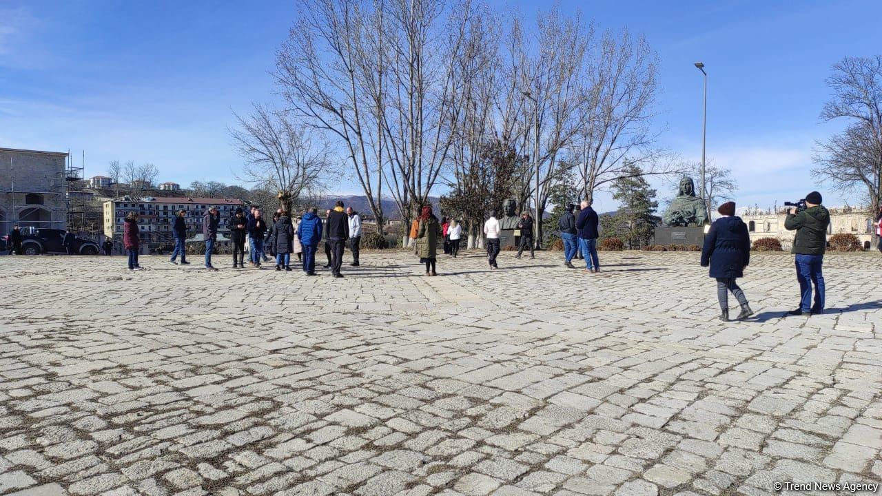 Beynəlxalq səyahətçilər Şuşa şəhərində piyada gəzintiyə çıxdılar (FOTO)
