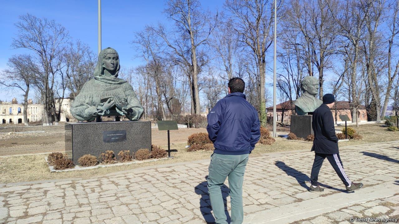 Beynəlxalq səyahətçilər Şuşa şəhərində piyada gəzintiyə çıxdılar (FOTO)