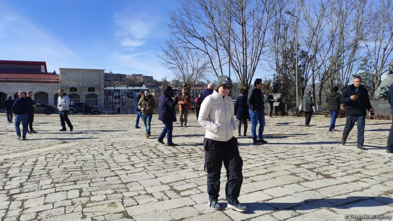Beynəlxalq səyahətçilər Şuşa şəhərində piyada gəzintiyə çıxdılar (FOTO)