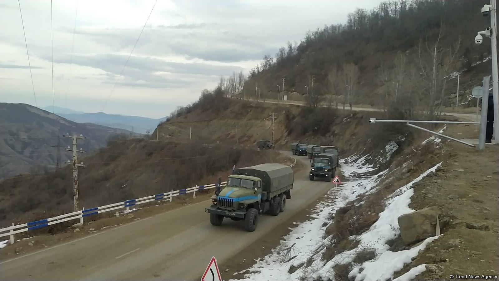 Sülhməramlılara məxsus daha 15 nəqliyyat vasitəsi Laçın yolundan keçib (FOTO)