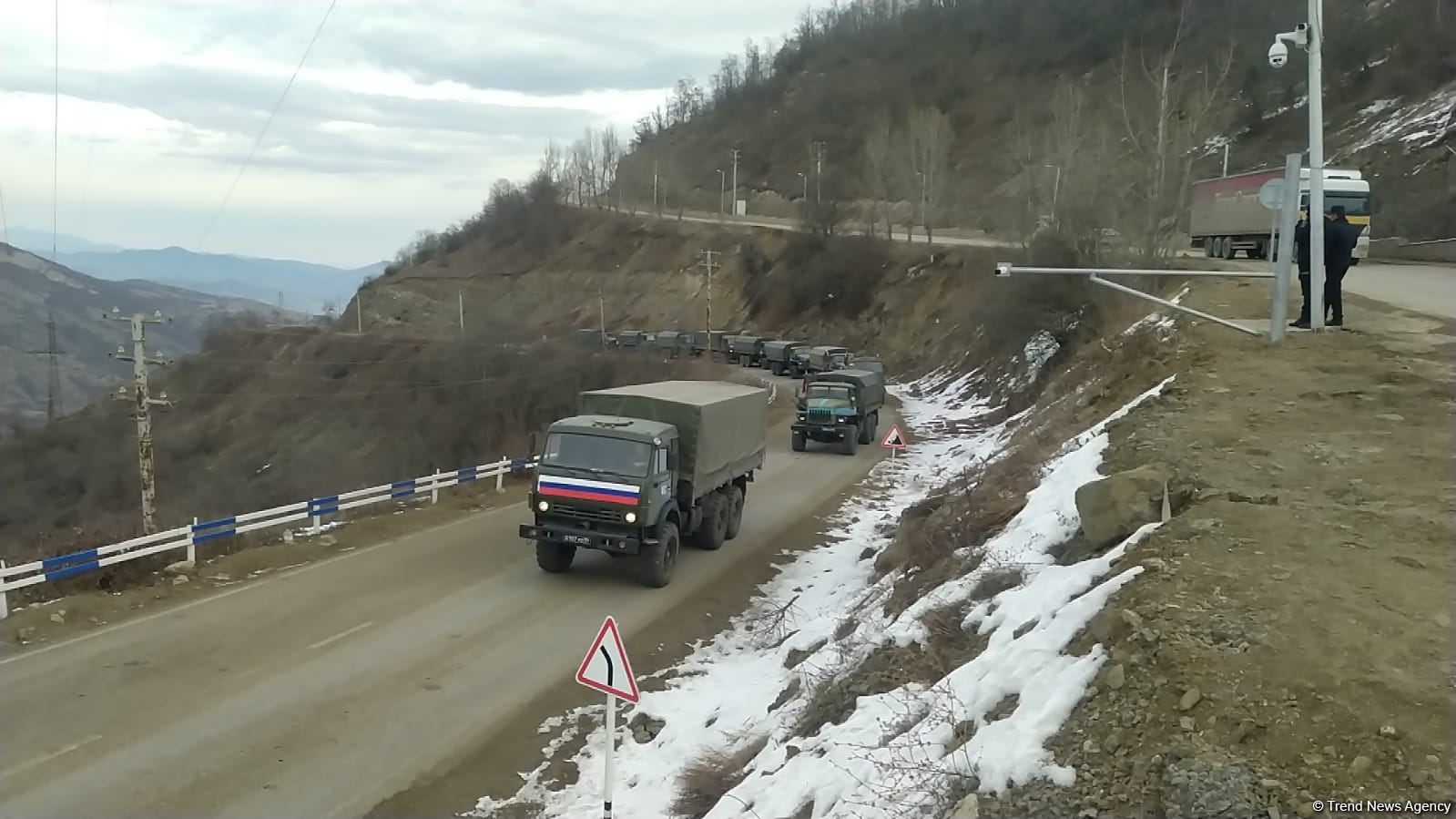 Sülhməramlılara məxsus daha 15 nəqliyyat vasitəsi Laçın yolundan keçib (FOTO)