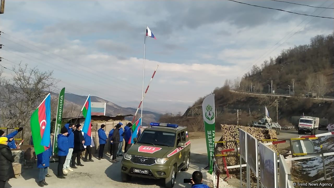 Sülhməramlıların 9 avtomobilinin Laçın yolundan maneəsiz keçidinə şərait yaradılıb (FOTO)