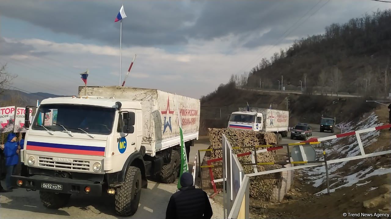 Sülhməramlıların 20 avtomobilinin Laçın yolundan maneəsiz keçidinə şərait yaradılıb (FOTO)