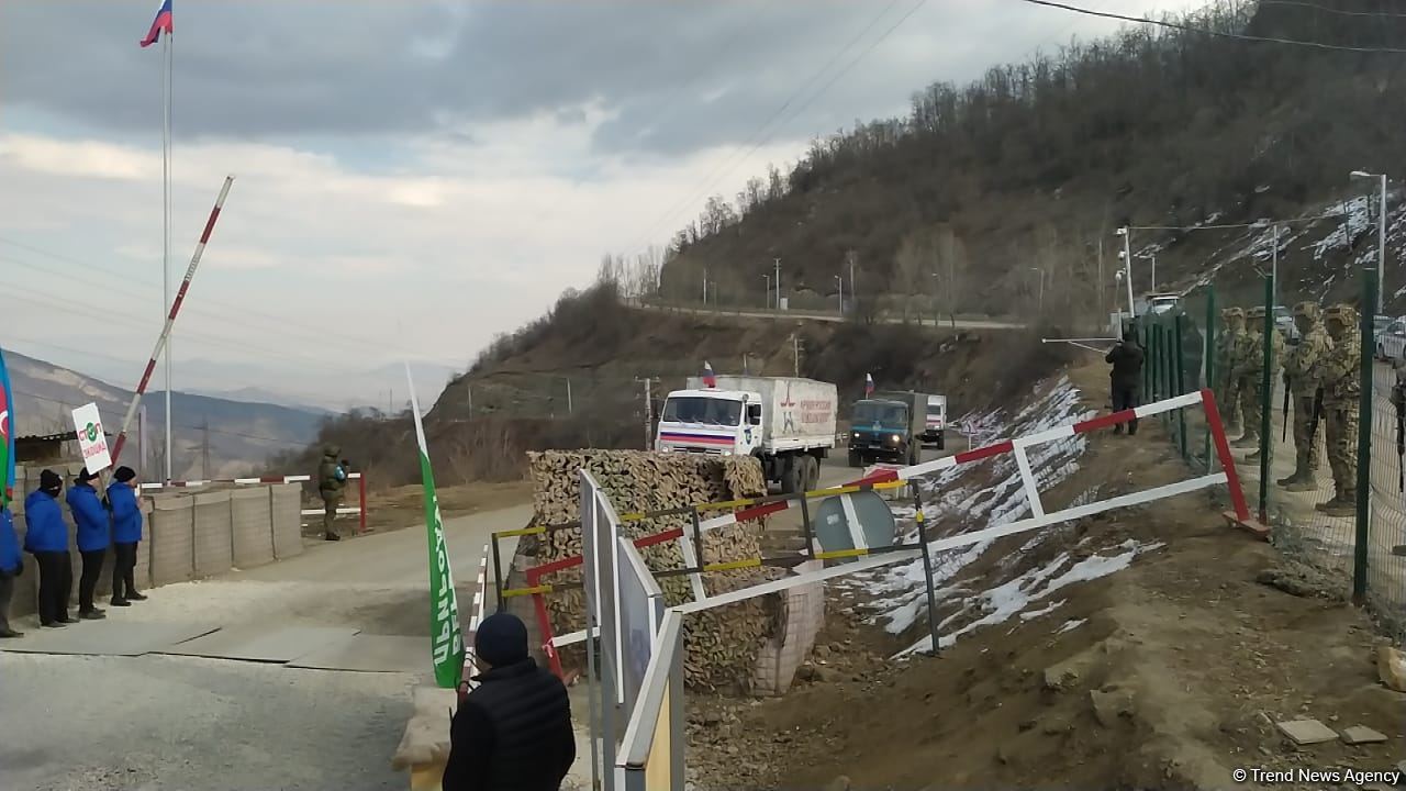 Sülhməramlıların 20 avtomobilinin Laçın yolundan maneəsiz keçidinə şərait yaradılıb (FOTO)