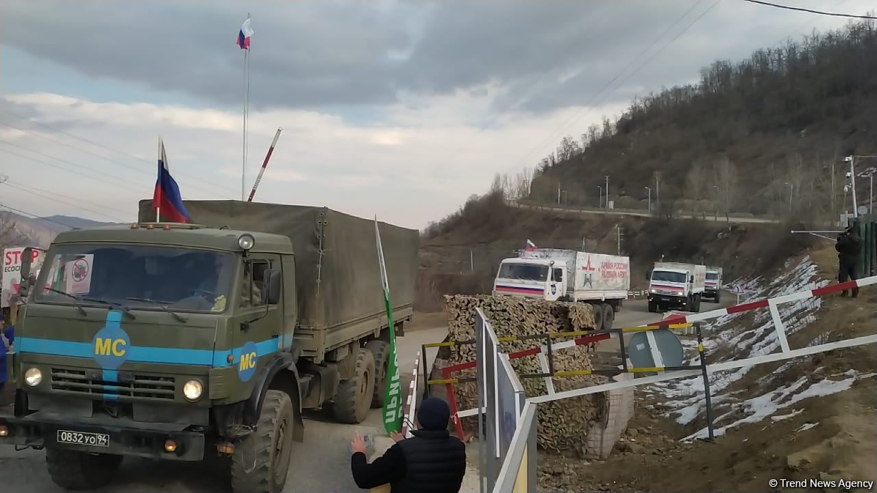 Sülhməramlıların 20 avtomobilinin Laçın yolundan maneəsiz keçidinə şərait yaradılıb (FOTO)