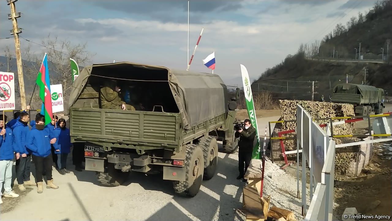 Sülhməramlıların 20 avtomobilinin Laçın yolundan maneəsiz keçidinə şərait yaradılıb (FOTO)