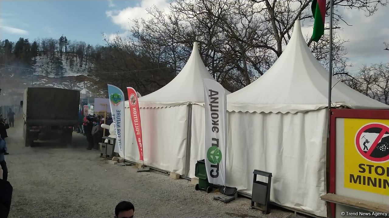 Sülhməramlıların 20 avtomobilinin Laçın yolundan maneəsiz keçidinə şərait yaradılıb (FOTO)