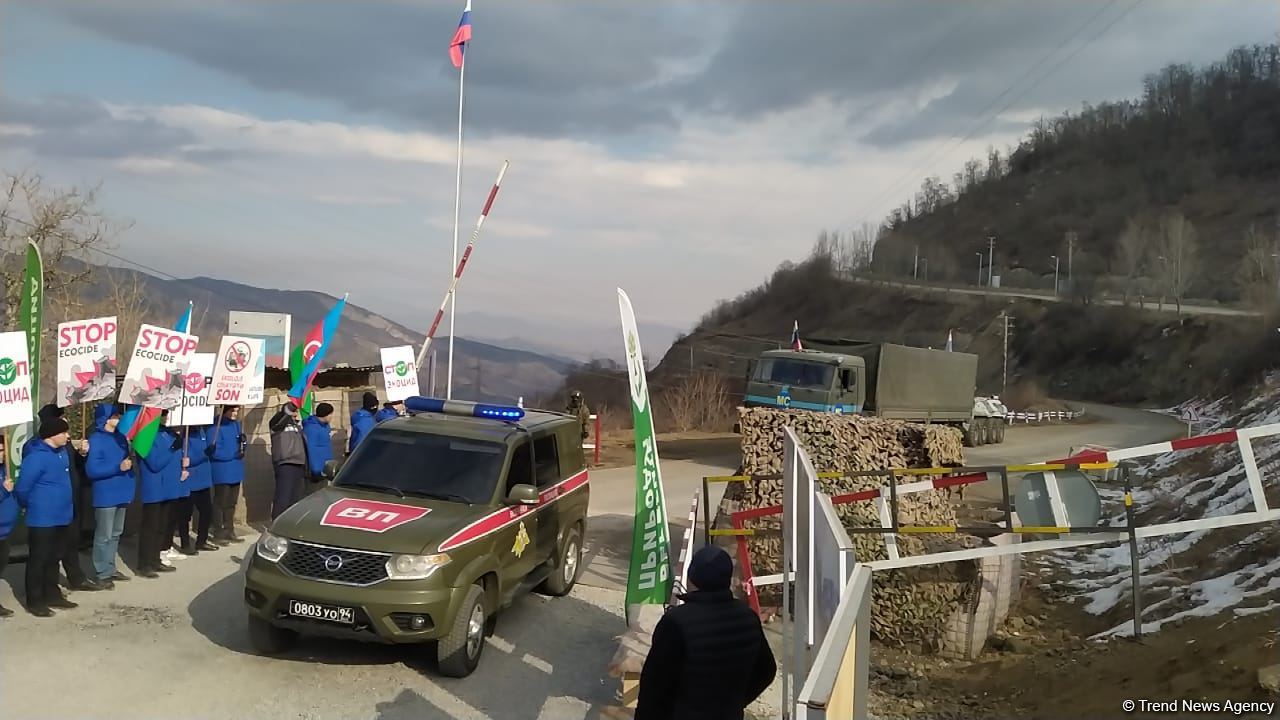 Sülhməramlıların 20 avtomobilinin Laçın yolundan maneəsiz keçidinə şərait yaradılıb (FOTO)