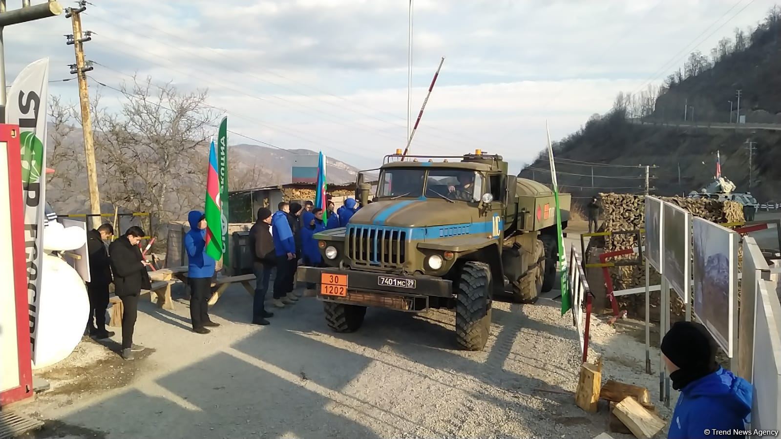 Sülhməramlıların iki avtomobilinin maneəsiz keçidinə şərait yaradılıb (FOTO)
