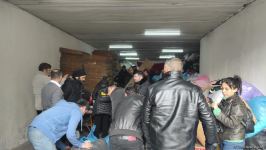 Azərbaycanlılar Türkiyəyə yardım üçün toplama məntəqəsinə axın edirlər (FOTO/VİDEO)