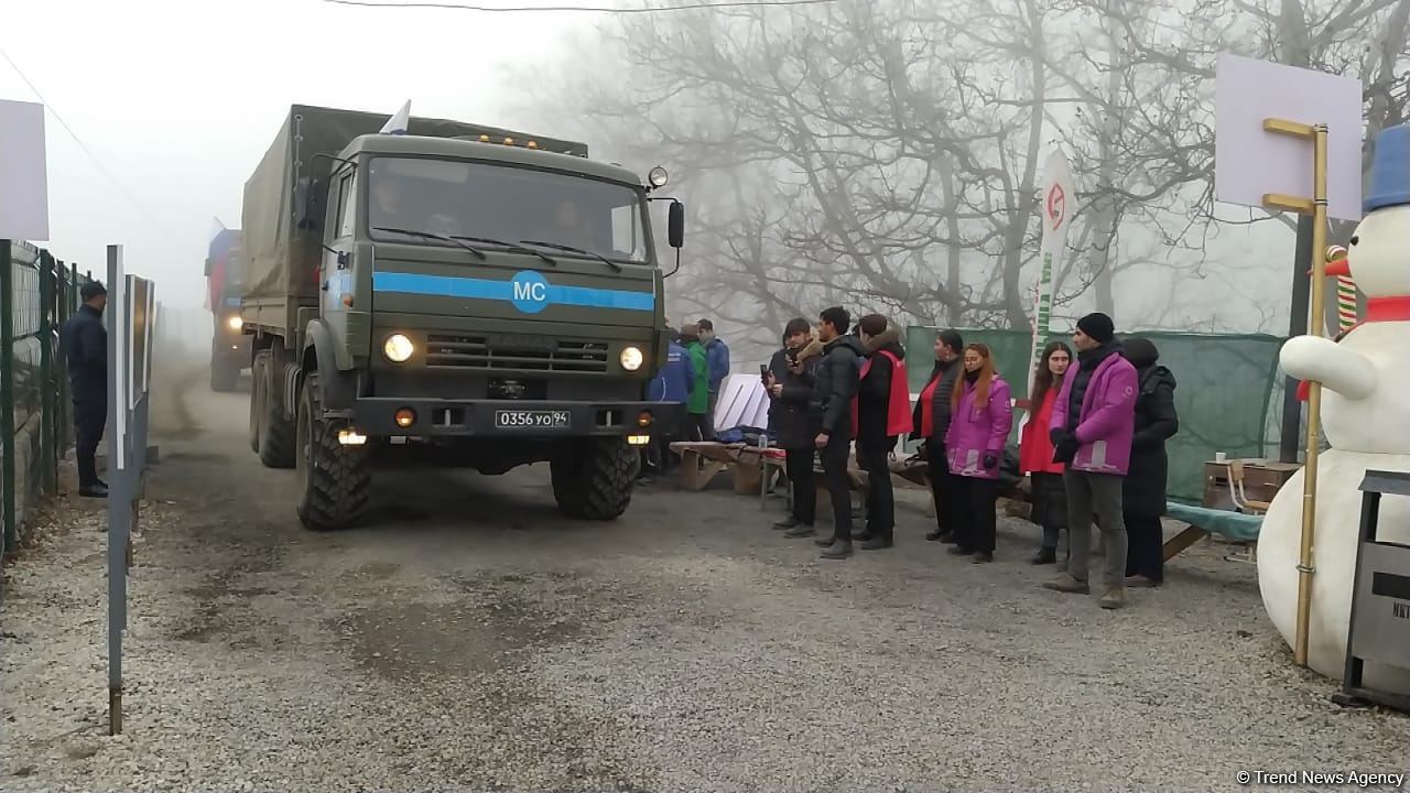 Sülhməramlılara məxsus 26 avtomobil Laçın yolundan maneəsiz keçid edib (FOTO)