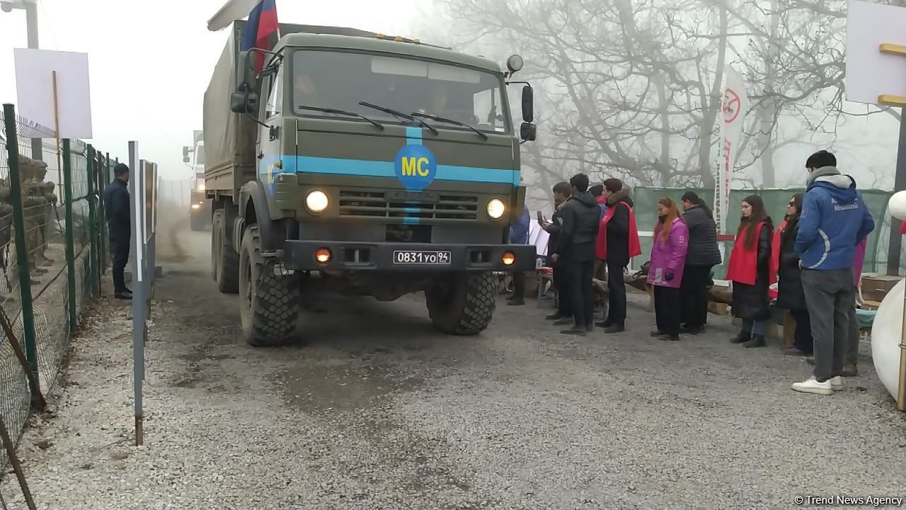 Sülhməramlılara məxsus 26 avtomobil Laçın yolundan maneəsiz keçid edib (FOTO)