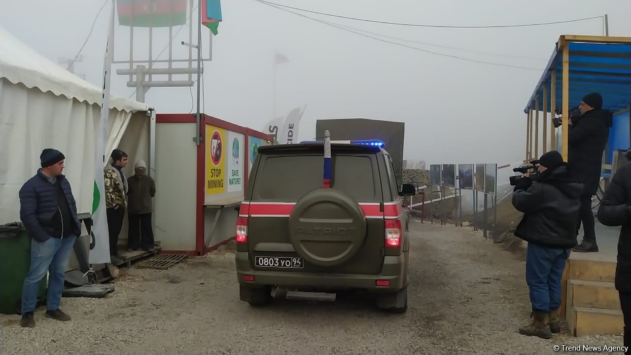 Sülhməramlılara məxsus 26 avtomobil Laçın yolundan maneəsiz keçid edib (FOTO)