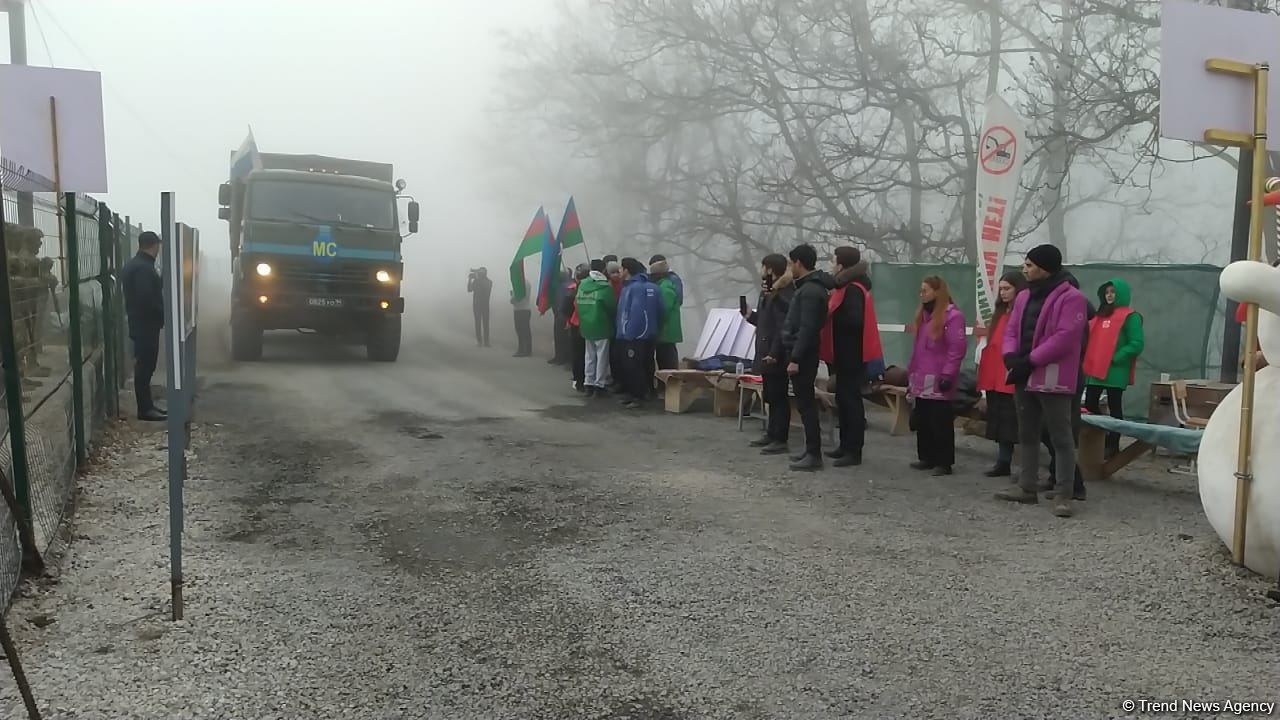 Sülhməramlılara məxsus 26 avtomobil Laçın yolundan maneəsiz keçid edib (FOTO)