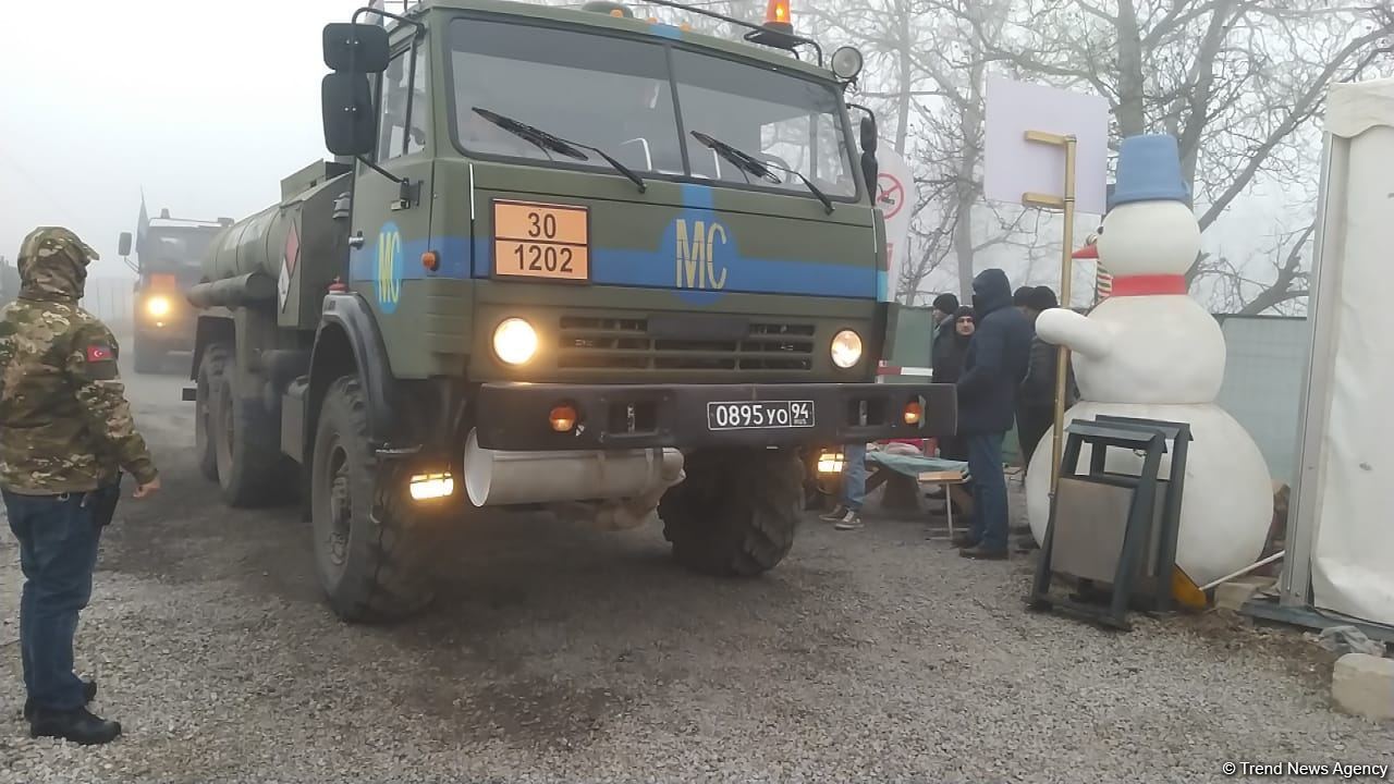 Sülhməramlılara məxsus daha 10 avtomobil Laçın yolundan maneəsiz keçid edib (FOTO)