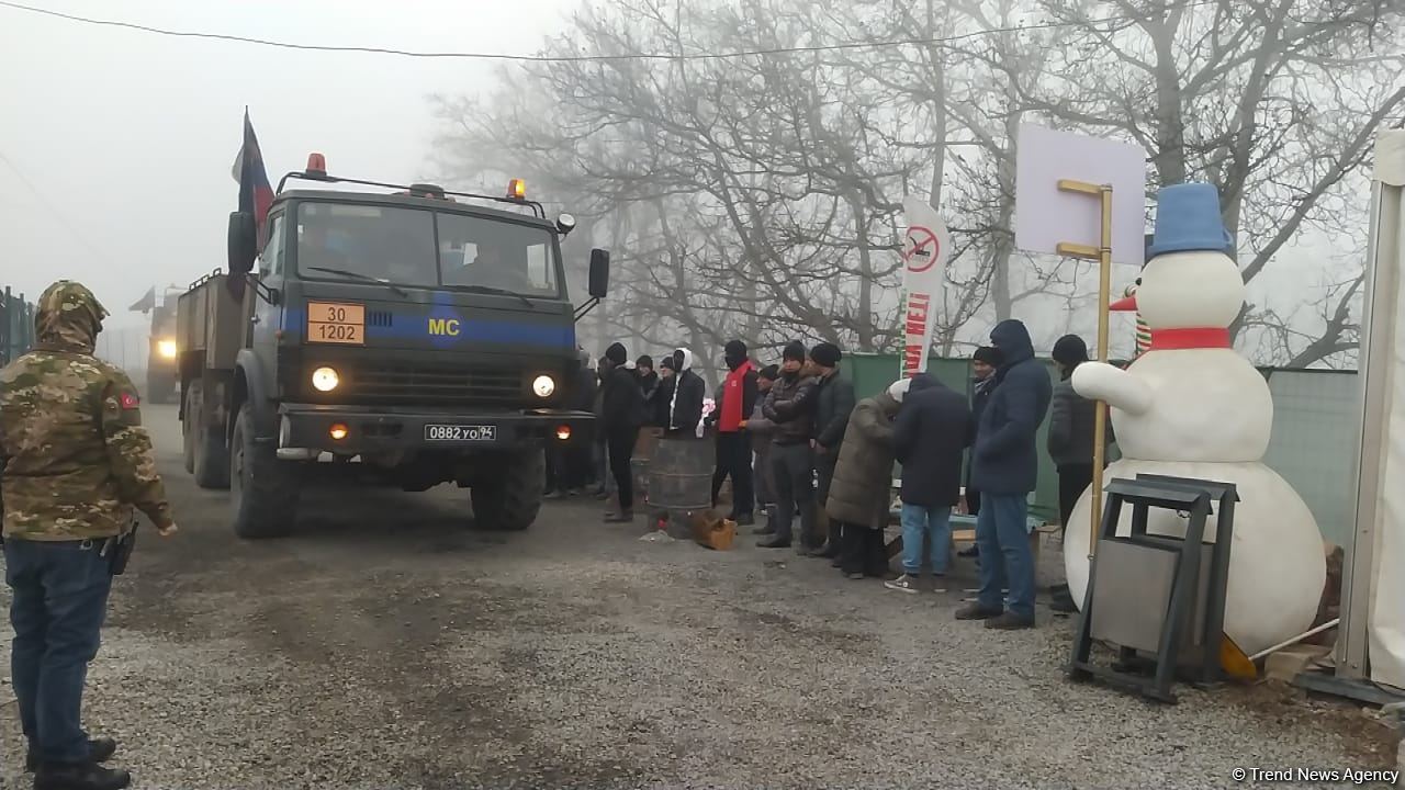 Sülhməramlılara məxsus daha 10 avtomobil Laçın yolundan maneəsiz keçid edib (FOTO)