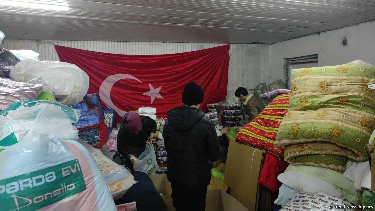 Azərbaycanlılar Türkiyəyə yardım üçün toplama məntəqəsinə axın edirlər (FOTO/VİDEO)