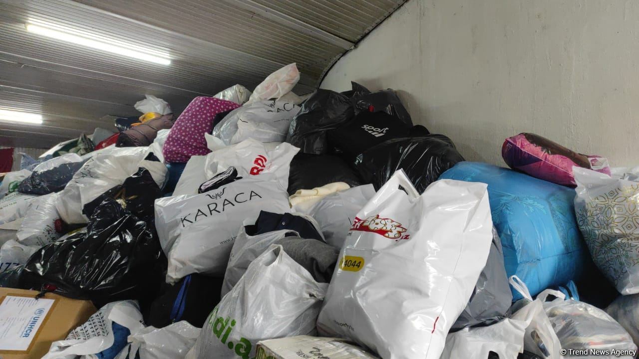Azərbaycanlılar Türkiyəyə yardım üçün toplama məntəqəsinə axın edirlər (FOTO/VİDEO)