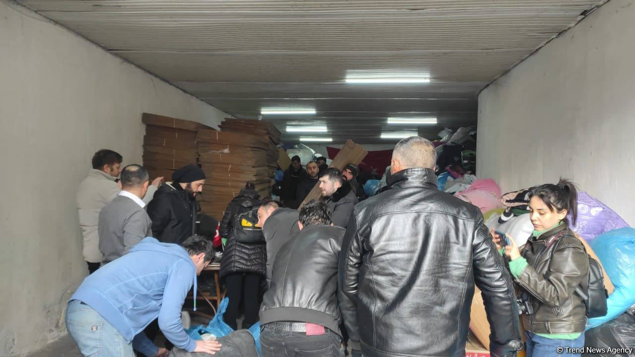 Azərbaycanlılar Türkiyəyə yardım üçün toplama məntəqəsinə axın edirlər (FOTO/VİDEO)