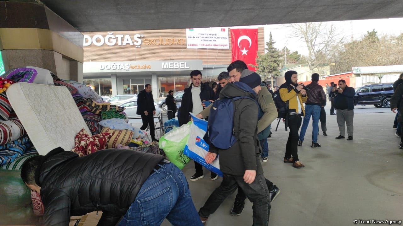 Azərbaycanlılar Türkiyəyə yardım üçün toplama məntəqəsinə axın edirlər (FOTO/VİDEO)