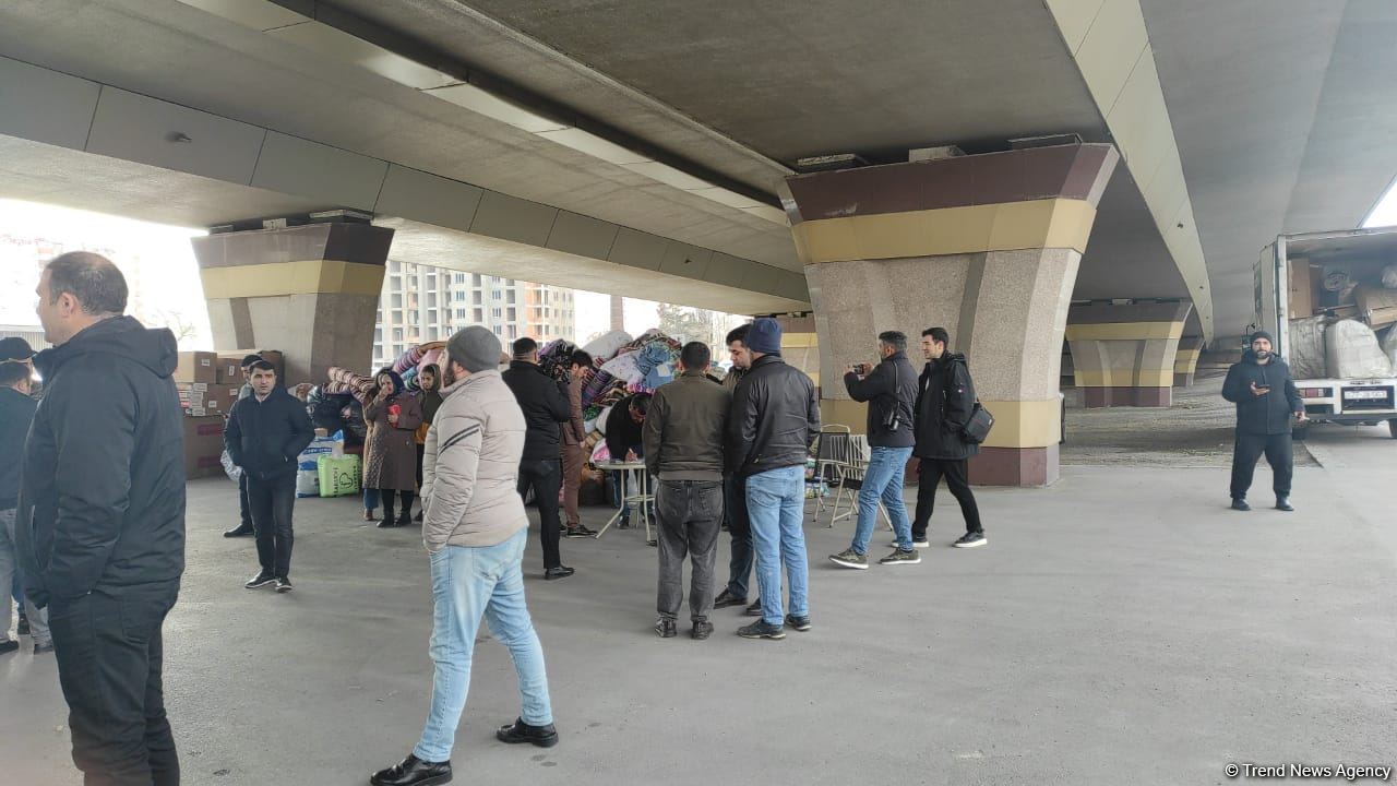 Azərbaycanlılar Türkiyəyə yardım üçün toplama məntəqəsinə axın edirlər (FOTO/VİDEO)
