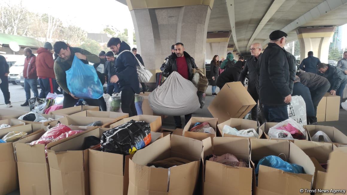 Azərbaycanlılar Türkiyəyə yardım üçün toplama məntəqəsinə axın edirlər (FOTO/VİDEO)