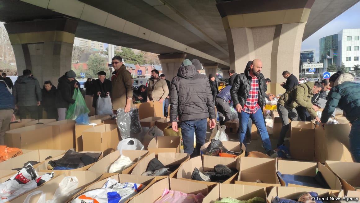 Azərbaycanlılar Türkiyəyə yardım üçün toplama məntəqəsinə axın edirlər (FOTO/VİDEO)