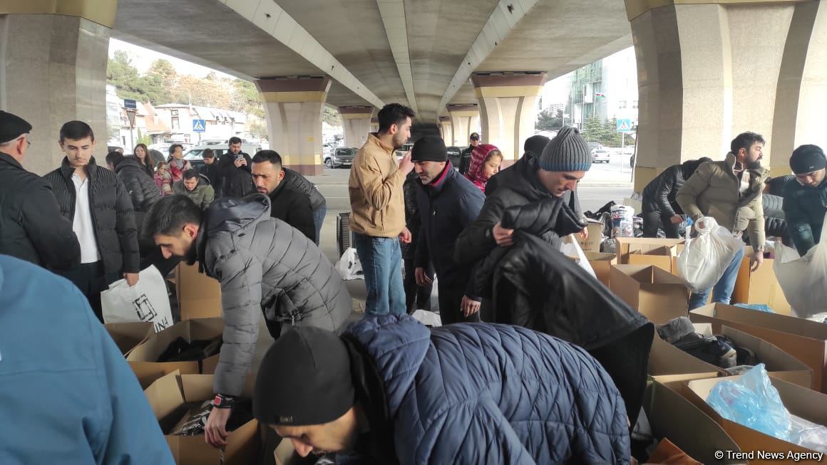 Azərbaycanlılar Türkiyəyə yardım üçün toplama məntəqəsinə axın edirlər (FOTO/VİDEO)