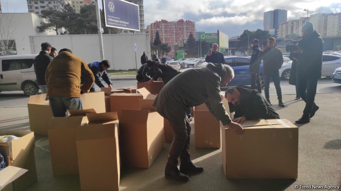 Azərbaycanlılar Türkiyəyə yardım üçün toplama məntəqəsinə axın edirlər (FOTO/VİDEO)