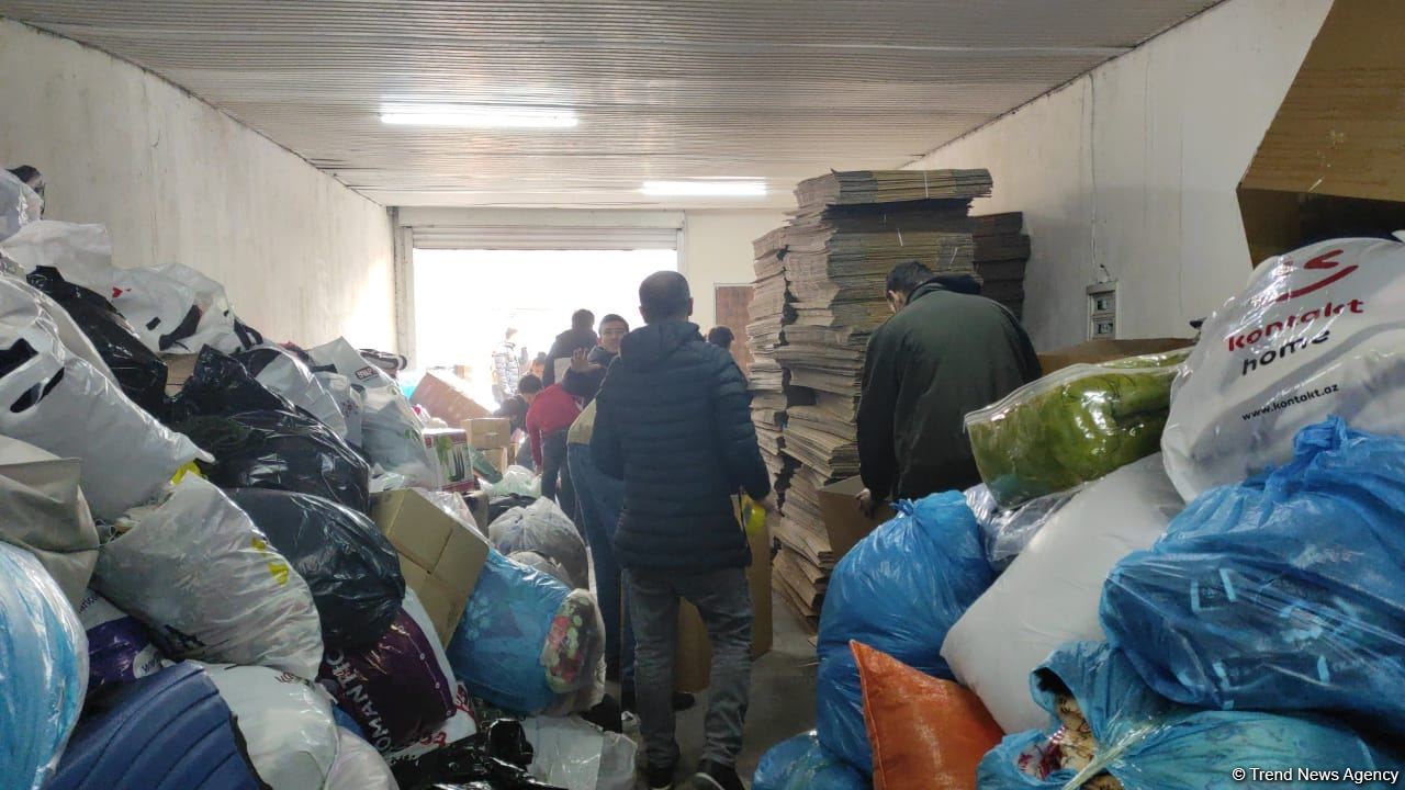Azərbaycanlılar Türkiyəyə yardım üçün toplama məntəqəsinə axın edirlər (FOTO/VİDEO)