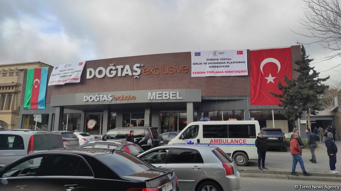Azərbaycanlılar Türkiyəyə yardım üçün toplama məntəqəsinə axın edirlər (FOTO/VİDEO)