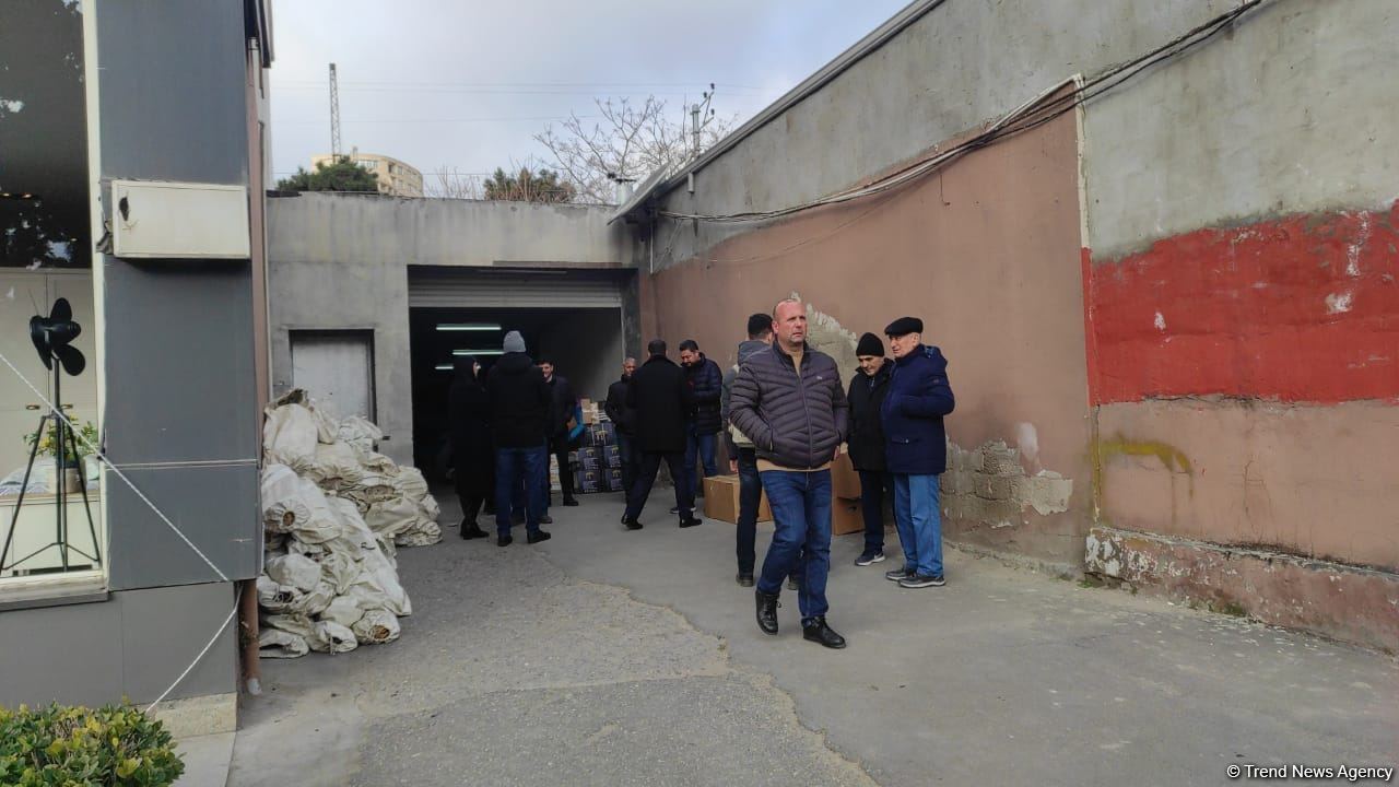 Azərbaycanlılar Türkiyəyə yardım üçün toplama məntəqəsinə axın edirlər (FOTO/VİDEO)