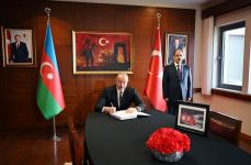Prezident İlham Əliyev Türkiyənin Azərbaycandakı səfirliyində olub, çox sayda insanın həlak olması ilə əlaqədar başsağlığı verib (FOTO) (YENİLƏNİB)