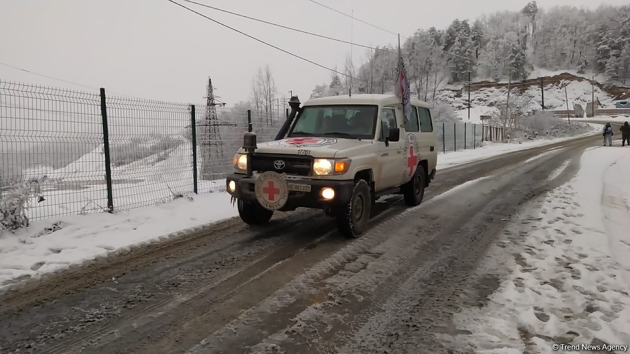 BQXK-ya məxsus avtomobillər Laçın yolundan keçib (FOTO)