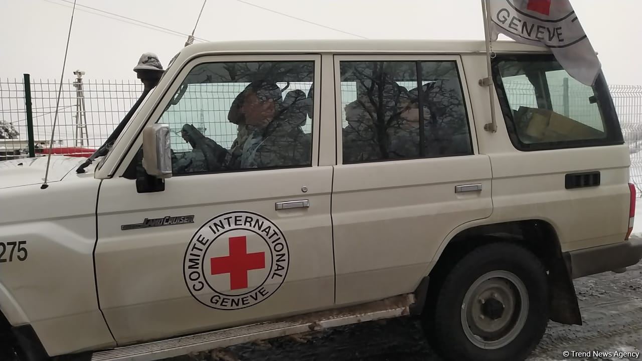 BQXK-ya məxsus avtomobillər Laçın yolundan keçib (FOTO)