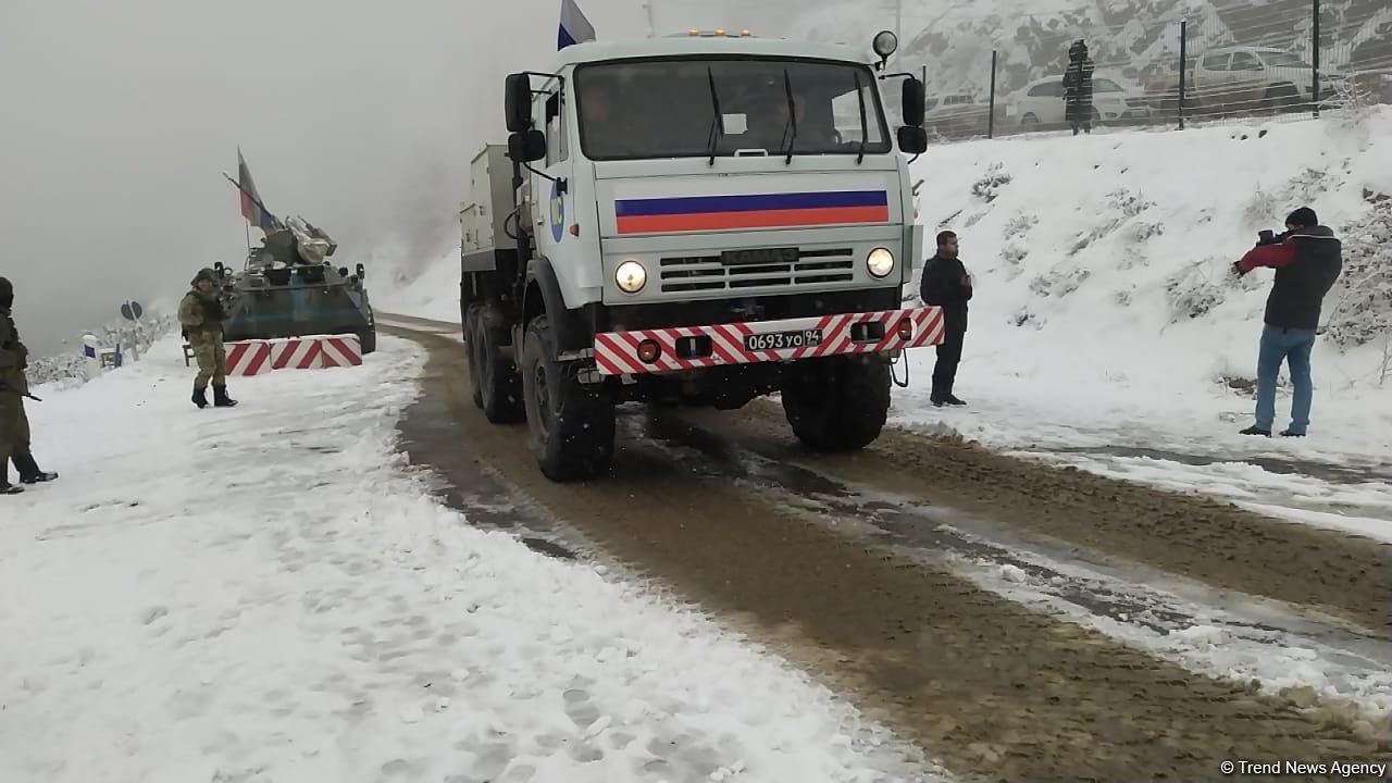 Sülhməramlılara məxsus daha 28 avtomobil Laçın yolundan maneəsiz keçid edib (FOTO)