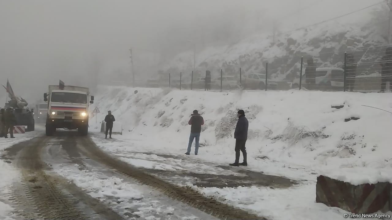 Sülhməramlılara məxsus daha 28 avtomobil Laçın yolundan maneəsiz keçid edib (FOTO)